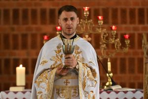 розклад - Українська парафія Зіслання Святого Духа Священник УГКЦ у білих ризах тримає літургійну чашу на амвоні