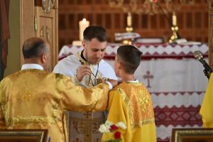 таїнства - Українська парафія Зіслання Святого Духа Священник у золотих ризах здійснює Євхаристію, ілюстрація розділу Таїнства УГКЦ