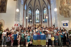 ugkk_news - Українська парафія Зіслання Святого Духа Велика група парафіян УГКЦ Кельн з прапором України в готичному соборі